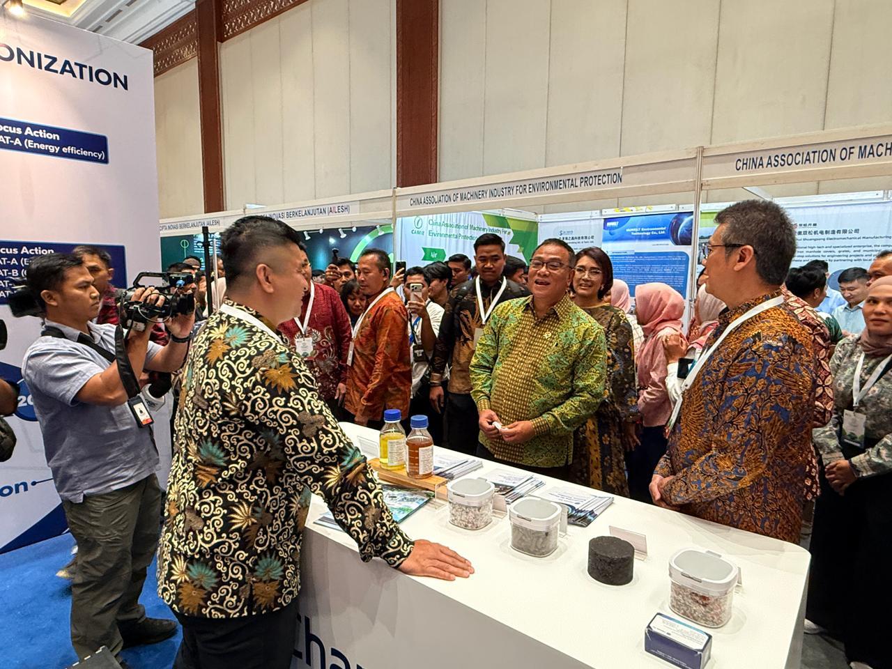 Minister of Environment Explores Chandra Asri Group’s Circular Economy Solutions at Invirotech 2026