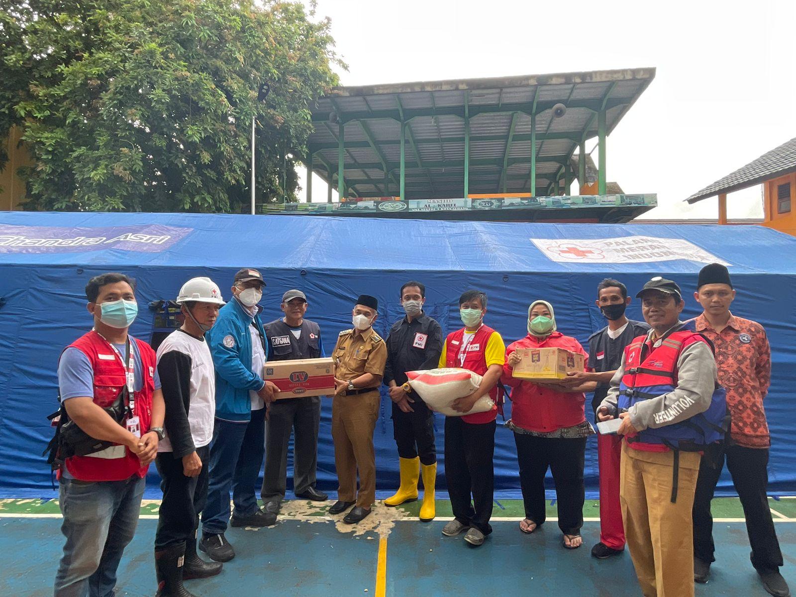 Chandra Asri Distributes Aid during Flood Disaster Response in Serang City