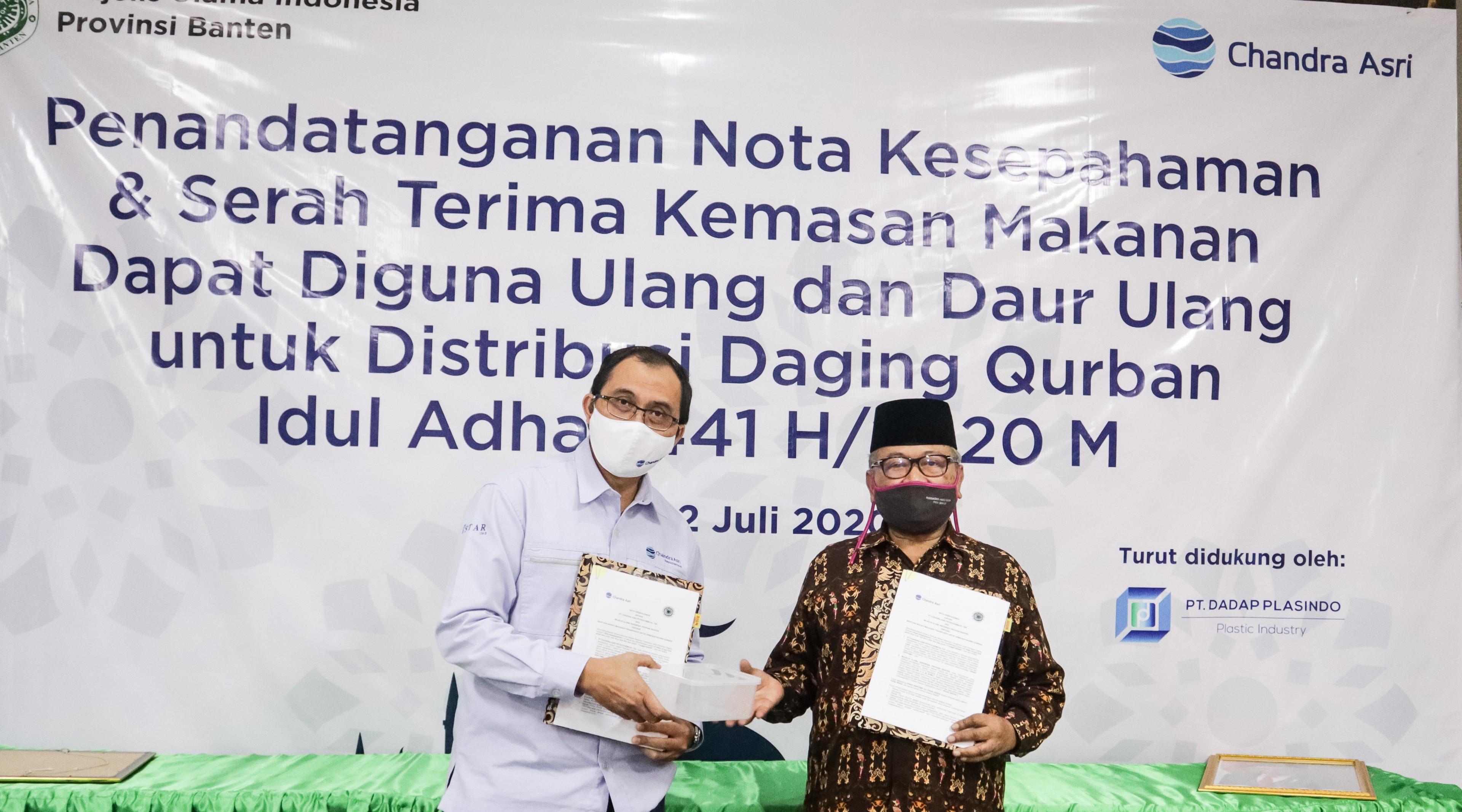 Chandra Asri Distributes Plastic Container to MUI Banten Province as the Sacrificial Meat Packaging