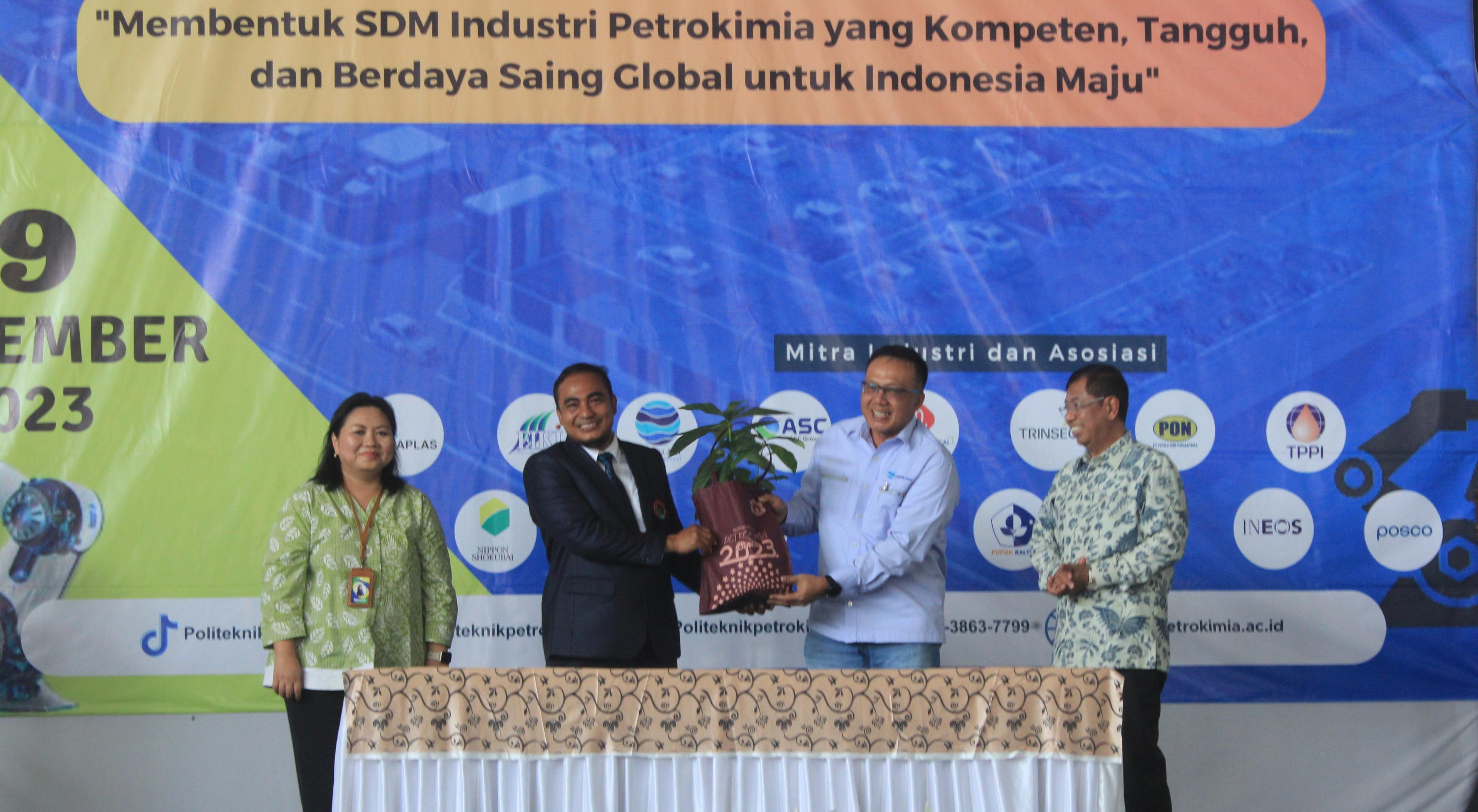 Chandra Asri Salurkan 62 Bibit untuk Politeknik Industri Petrokimia Banten